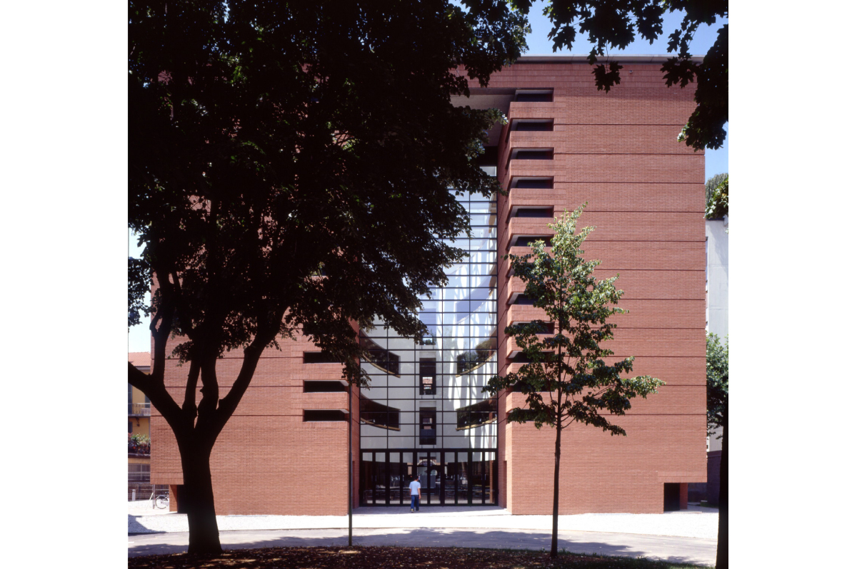 Bergamo - Nuova biblioteca A.Tiraboschi - Committente: Città di Bergamo - Progetto: arch. M. Botta con arch. G.Orsini - D.L.: arch. F.Redaelli, arch. A.Gonella - Vista dal cortile interno (Foto Enrico Cano)