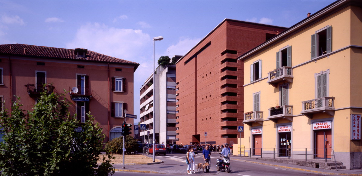 Bergamo - Nuova biblioteca A.Tiraboschi - Committente: Città di Bergamo - Progetto: arch. M. Botta con arch. G.Orsini - D.L.: arch. F.Redaelli, arch. A.Gonella - Vista da via S.Bernardino (Foto Enrico Cano)