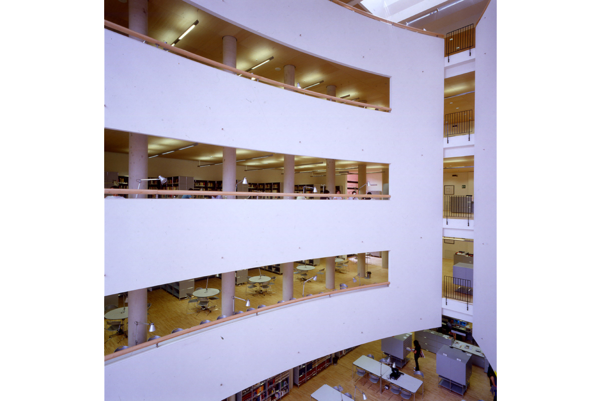 Bergamo - Nuova biblioteca A.Tiraboschi - Committente: Città di Bergamo - Progetto: arch. M. Botta con arch. G.Orsini - D.L.: arch. F.Redaelli, arch. A.Gonella - Atrio centrale (Foto Enrico Cano)