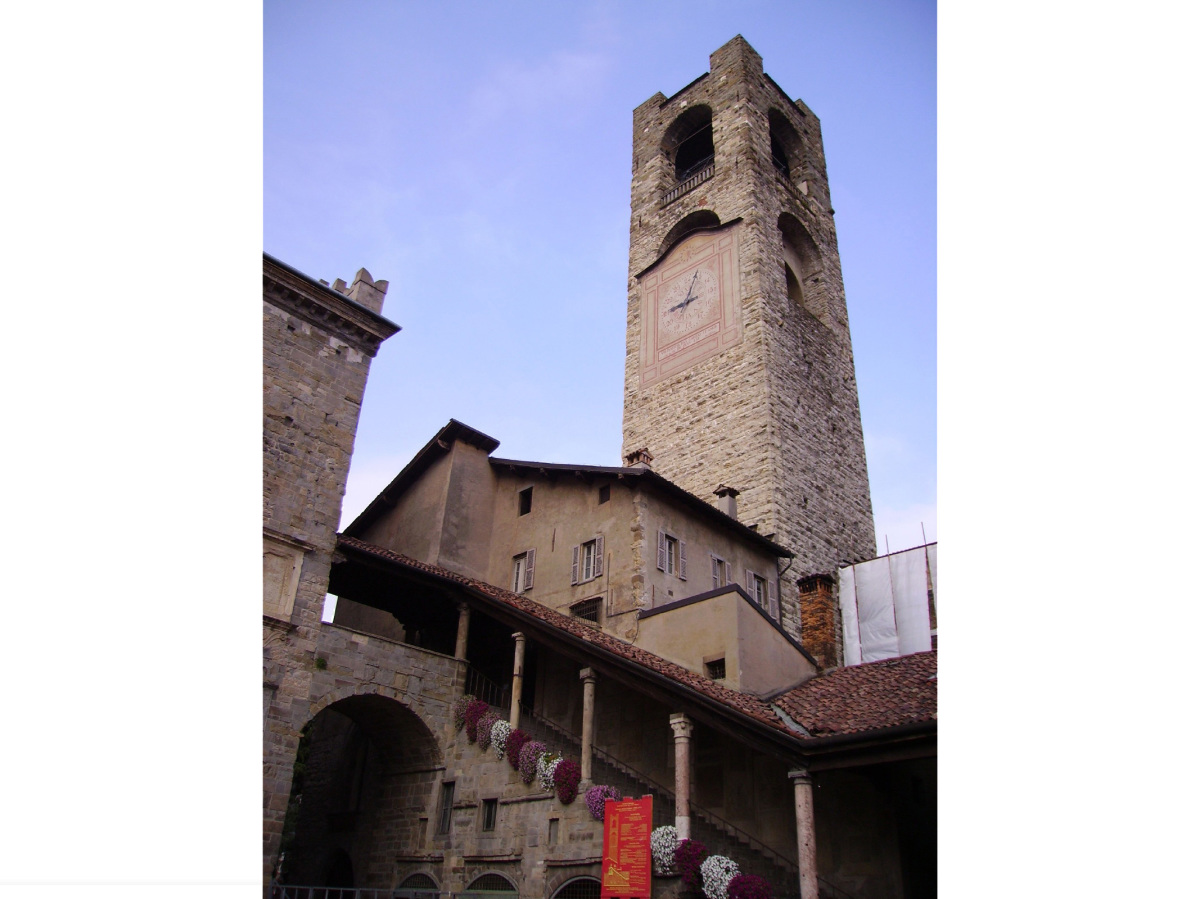 Comm.: città di Bergamo - Installazione nuovo ascensore e restauro della torre del Campanone - archh. Tosi, Baretti, Boldorini e Gonella - Vista da Piazza Vecchia