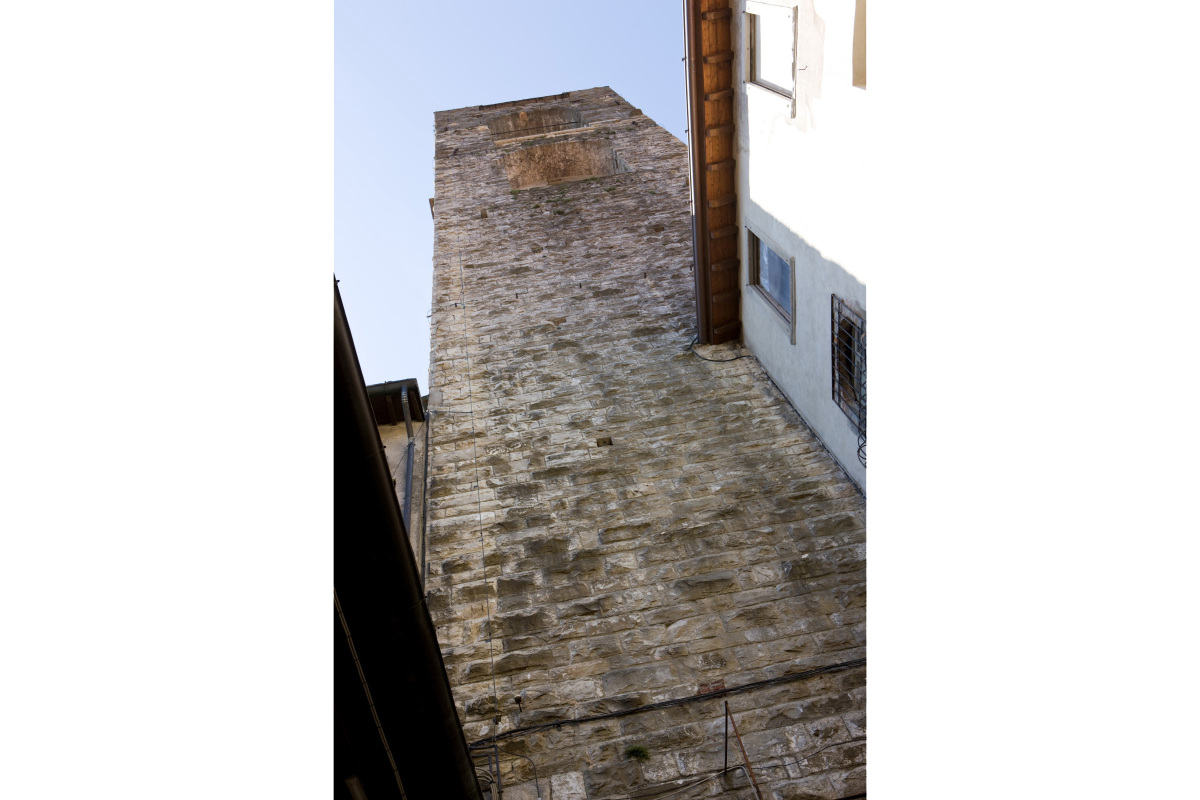 Comm.: città di Bergamo - Installazione nuovo ascensore e restauro della torre del Campanone - archh. Tosi, Baretti, Boldorini e Gonella - Vista dal cortile interno (Foto P.Stroppa)