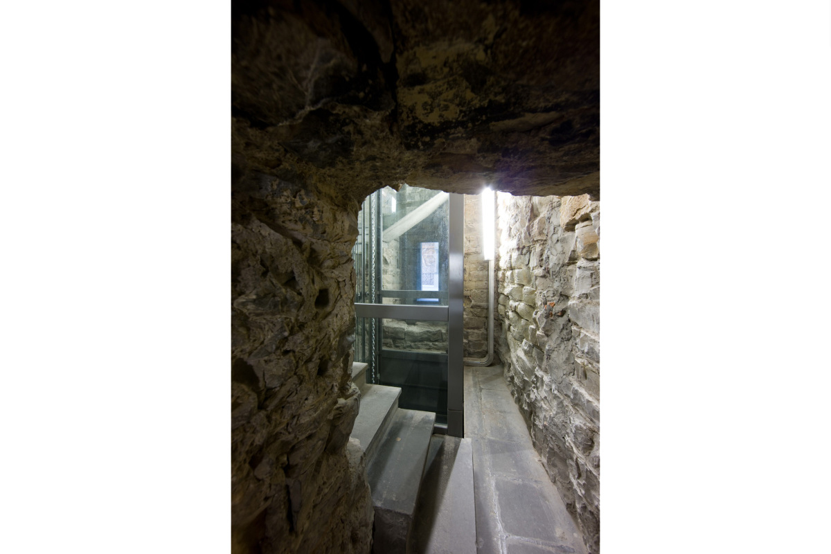 Comm.: città di Bergamo - Installazione nuovo ascensore e restauro della torre del Campanone - archh. Tosi, Baretti, Boldorini e Gonella - Dettaglio scala interna (Foto P.Stroppa)